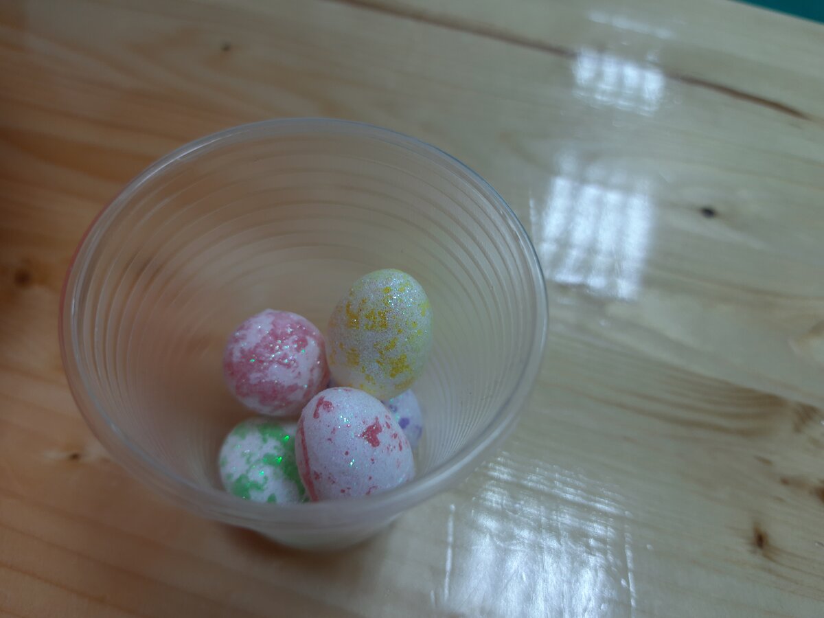 Яйца в стаканчике. 