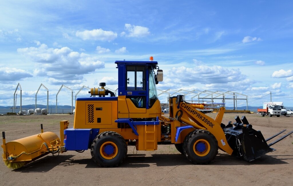 Российско-китайский трактор-погрузчик "Сибиряк"