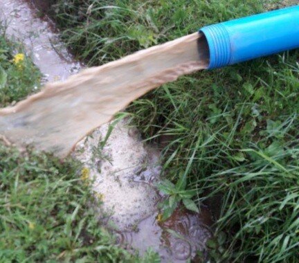 Каждый владелец дачи или загородного дома нередко сталкивается с проблемами, которые заключаются в отсутствии рабочего водопровода. Перебои в водоснабжении могут стать причиной серьезных неудобств, а также снижения санитарного уровня на всем участке. Поэтому так важно уделить внимание данному вопросу и организовать автономную систему водоснабжения, которая будет действовать вне зависимости от внешних факторов. Собственная скважина позволит получить солидный объем воды в кратчайшие сроки, а также сэкономить на коммунальных услугах. Существующие варианты обустройства подобной системы имеют следующую градацию: