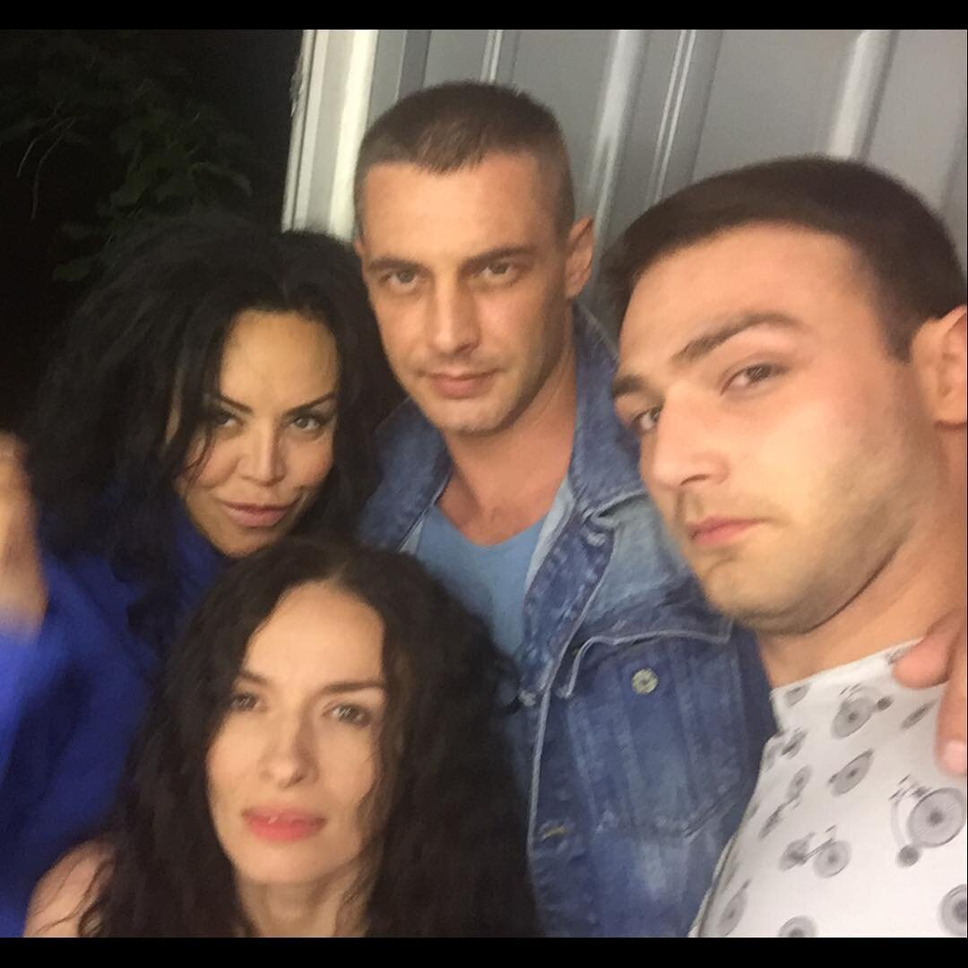 Актерский каст сериала Ничто не случается дважды.