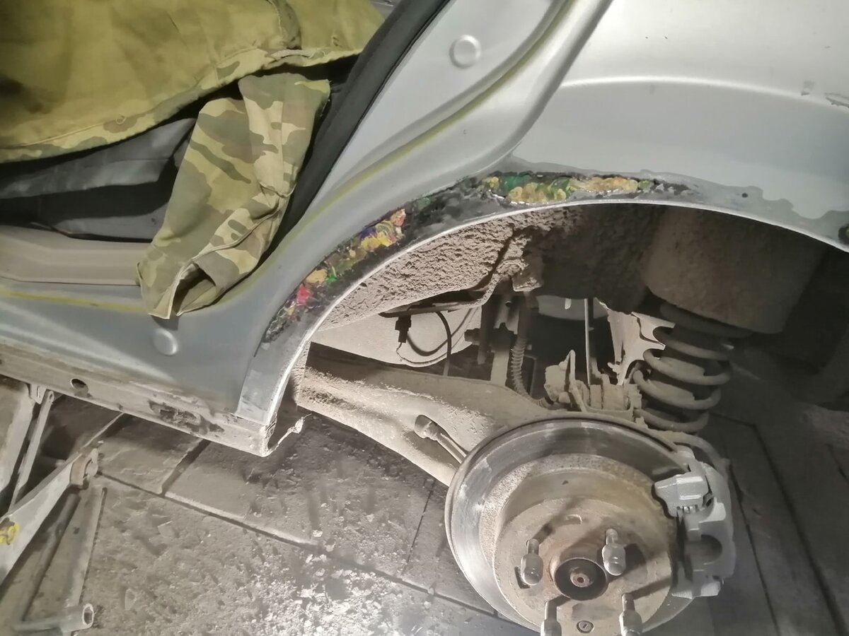 Зашел в гараж к знакомому перекупщику, посмотрел как он убирает сквозную коррозию за час, сделал фото его работы