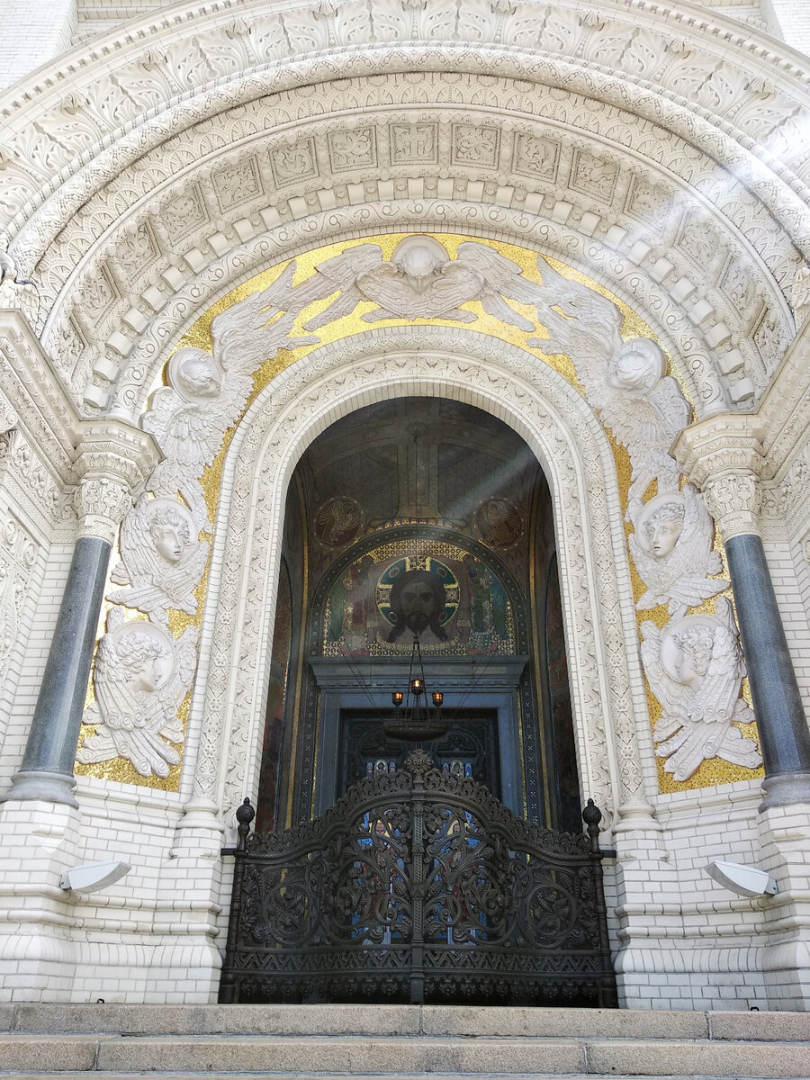 Западные врата Свято-Никольского морского собора, Кронштадт. Фото автора.