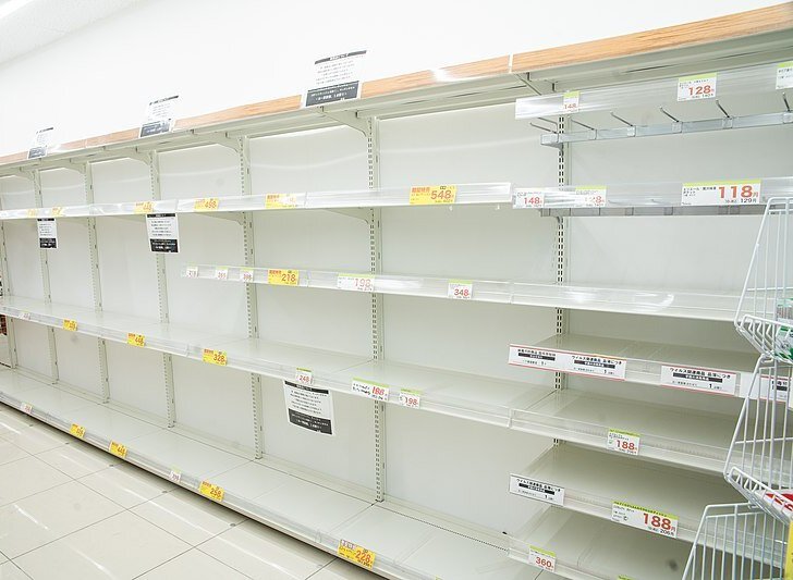 В нестабильной обстановке с полок магазинов сметаются самые нужные вещи