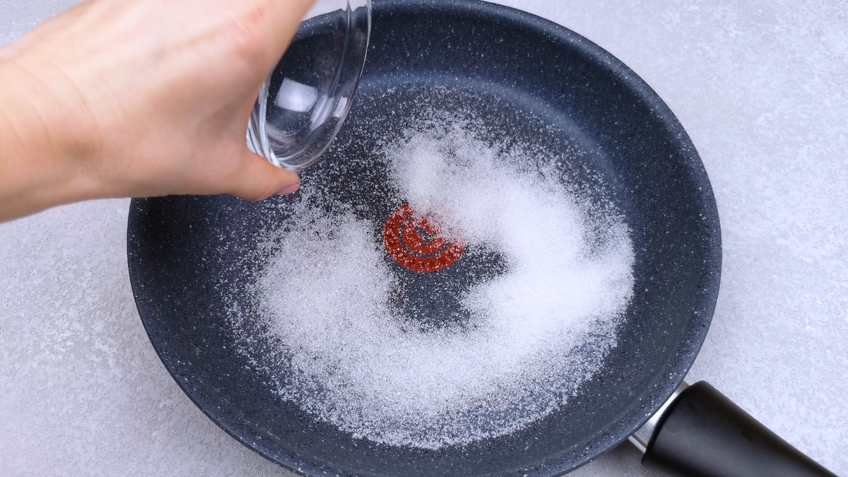 Сковороду посыпать сахаром (1,5 столовые ложки).                                                   Sprinkle the pan with sugar (1.5 tablespoons).