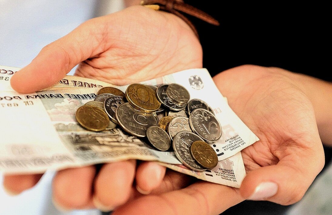 Самая любимая и не переводящаяся отговорка лентяев и безработных, которым предлагают вакансию - это маленькая зарплата. И, как ни странно- прокатывает и от них отстают.