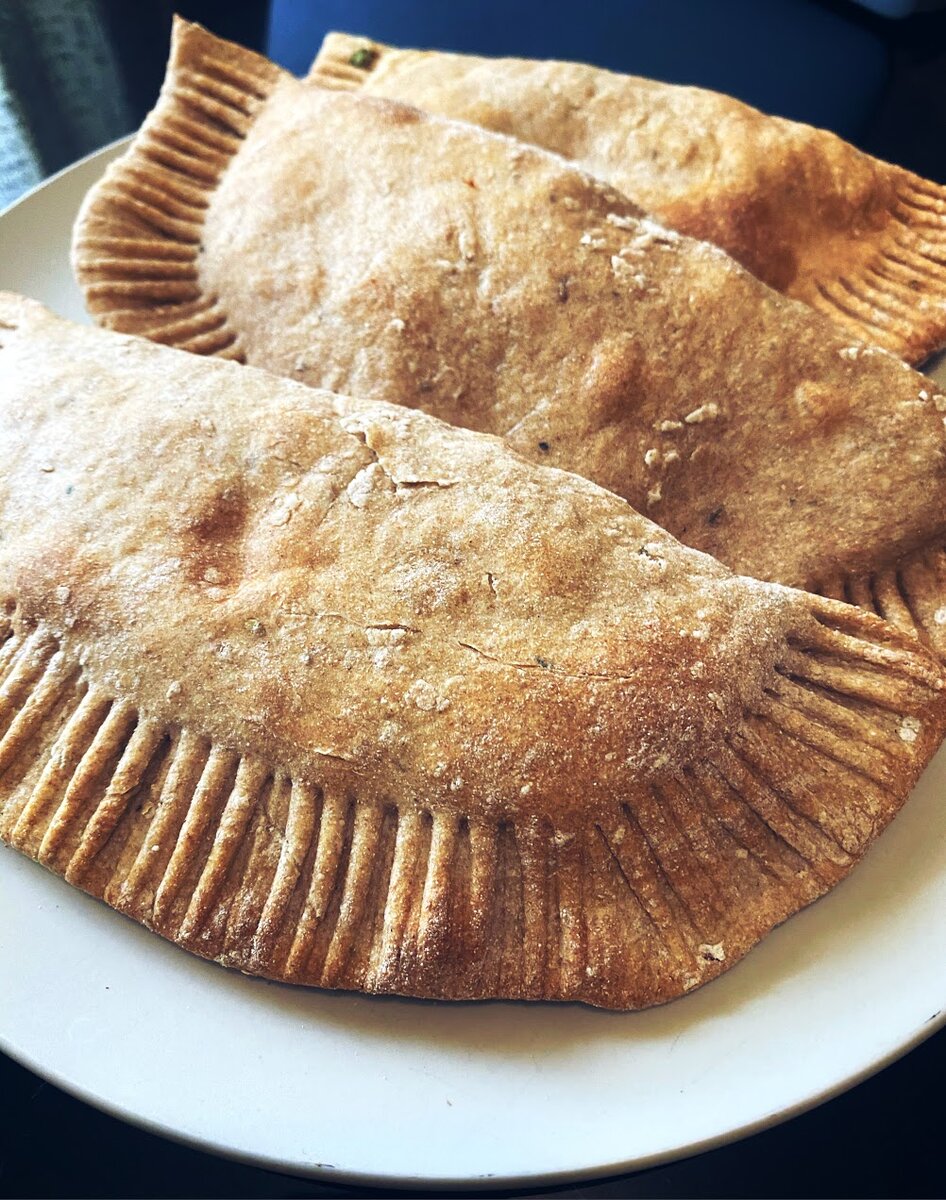 БЫСТРОЕ И ПРОСТОЕ ТЕСТО БЕЗ ДРОЖЖЕЙ Подходит для пиццы, сегодня еще и делала из него беляши. Правда не жарила, а запекала в духовке.
👇
ТЕСТО:
✅Мука пшеничная белая или любая другая 200 г.
✅Мука цельно- зерновая любая 200 г. (я делала из пшеничной).
✅Соль по вкусу.
✅Оливковое масло 1 ст.л.
✅ Вода (кипяток) сколько понадобится для теста.
НАЧИНКА:
✅Индейка фарш 400г.
✅Шпинат свежий 100г.
✅Специи по вкусу.
👩‍🍳
✔️Ингредиенты для теста соединить и замесить тесто.
✔️Шпинат порезать и смешать с фаршем, добавить специи.
✔️Раскатываем тесто, чем тоньше тем лучше, кладем начинку и скрепляем в форме беляша.
✔️Духовку разогреваем до 170 градусов и запекаем до готовности, примерно 30 минут.
ПРИЯТНОГО АППЕТИТА!
#пп #ппрецепты #тестодляпиццабездрожжей #правильноепитание #простыерецепты 
