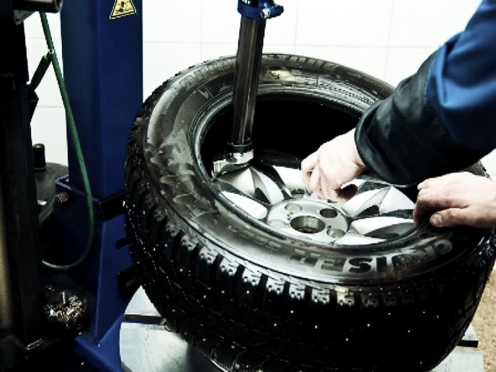 Балансировка 4-х колес представляет из себя процедуру по предотвращению неправильного расстояния между колесами, а также ступицами, дисками и деталями подвески.-2