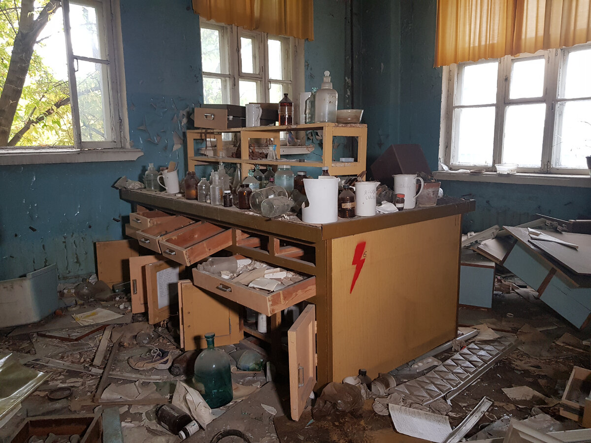 Сохранившаяся лабораторная посуда