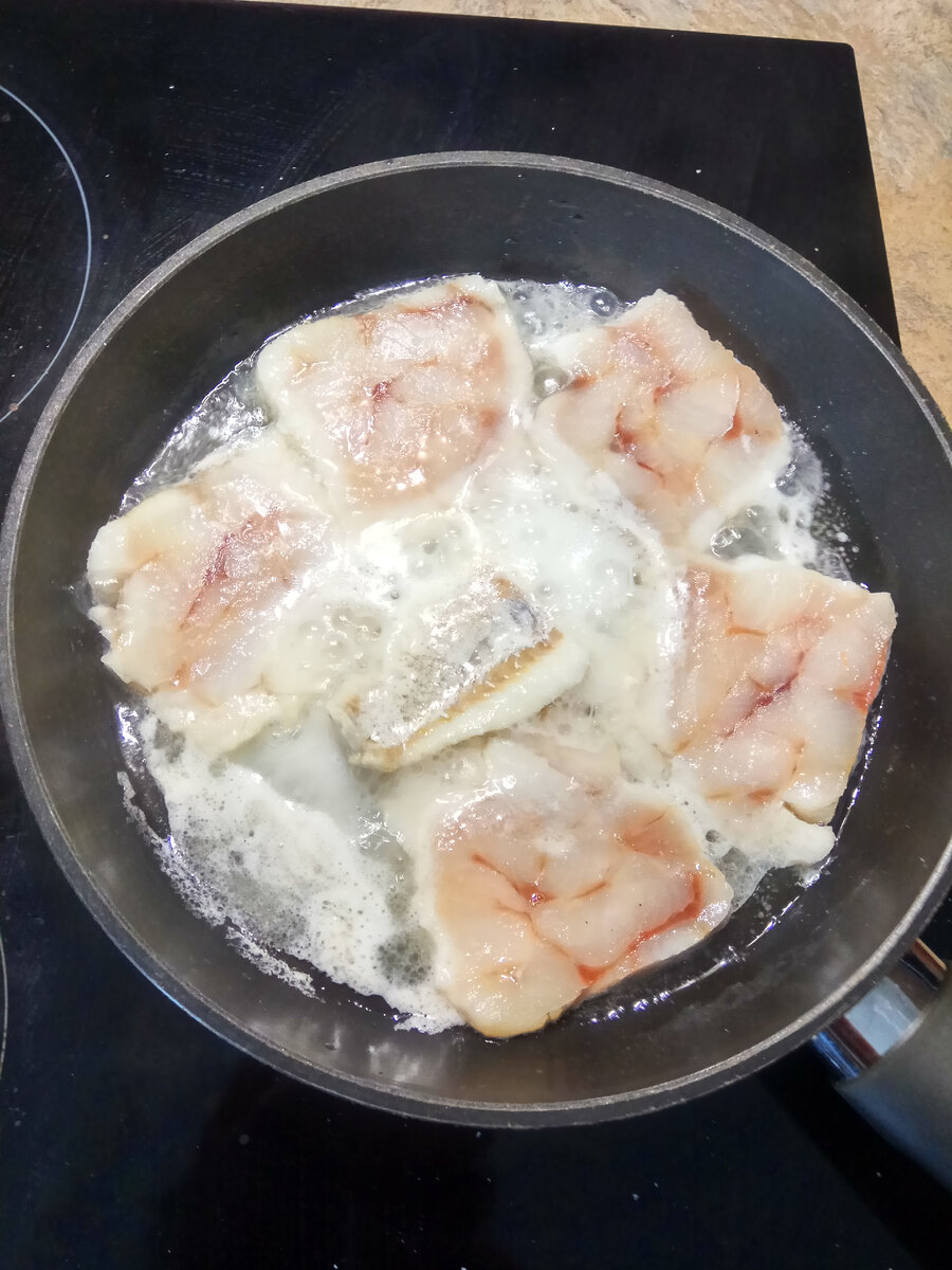 Припускаем рыбу на сковороде.