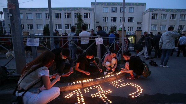 Число 175, выложенное из свечей, у школы № 175 Фото: ТАСС/Егор Алеев