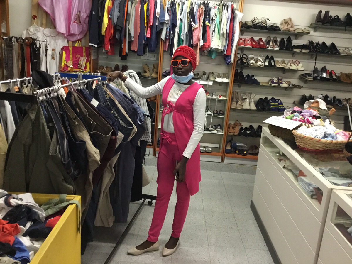 Эта девочка пришла с родителями и братишкой. Она любезно разрешила мне ее сфотографировать. Модница, правда? 