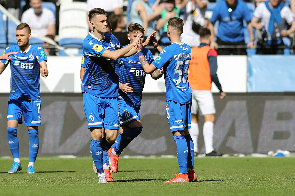 Грулев празднует 2 гол с Шиманьски