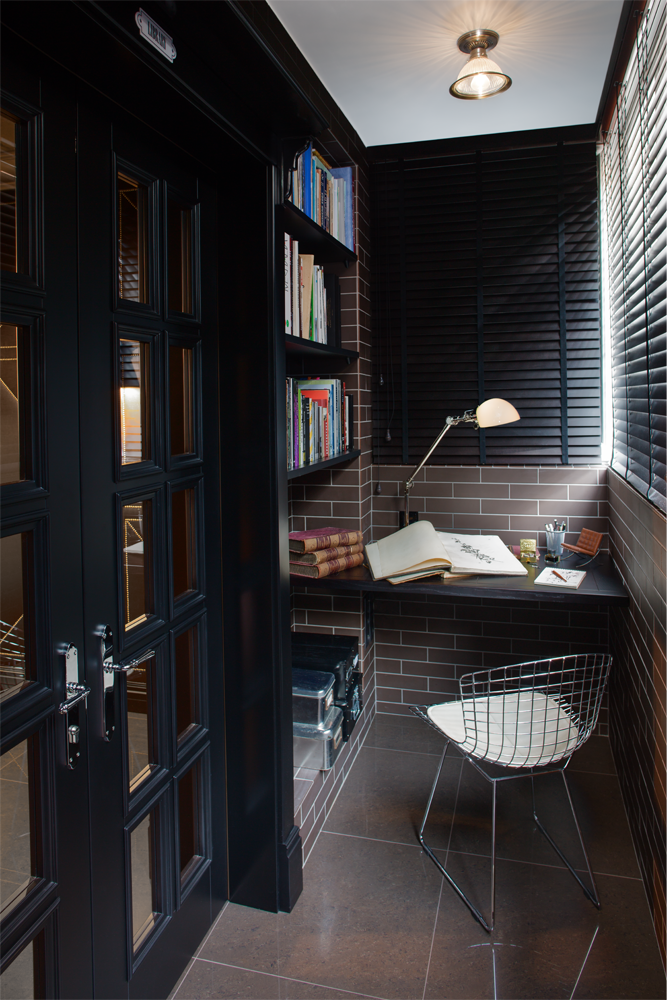 Красивый балкон. Бежевый балкон. Лоджия в современном стиле. Стильный интерьер на лоджии. Темный балкон интерьер.