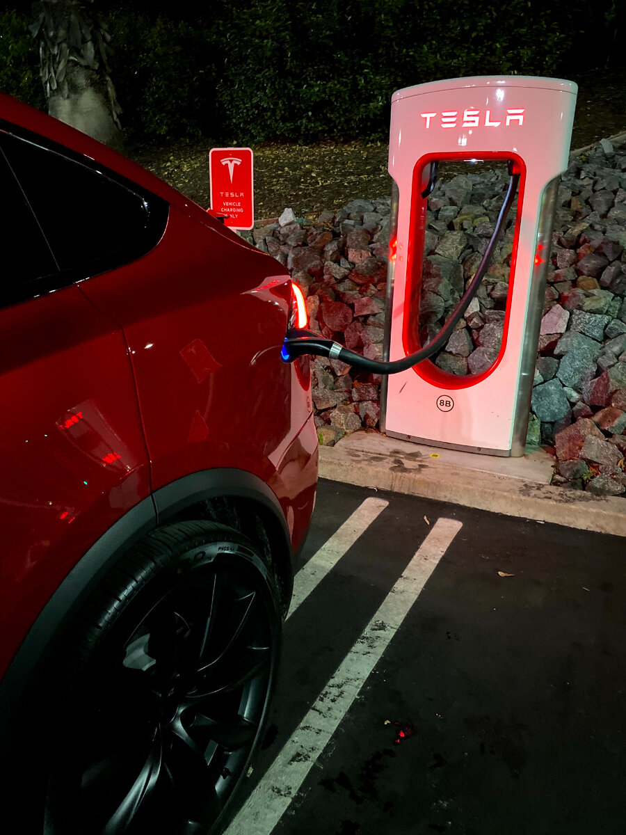 Не домашний, а простой супер-чарджер на парковке, который зарядит полную батарею всего за ЧАС, пока вы делаете покупки.