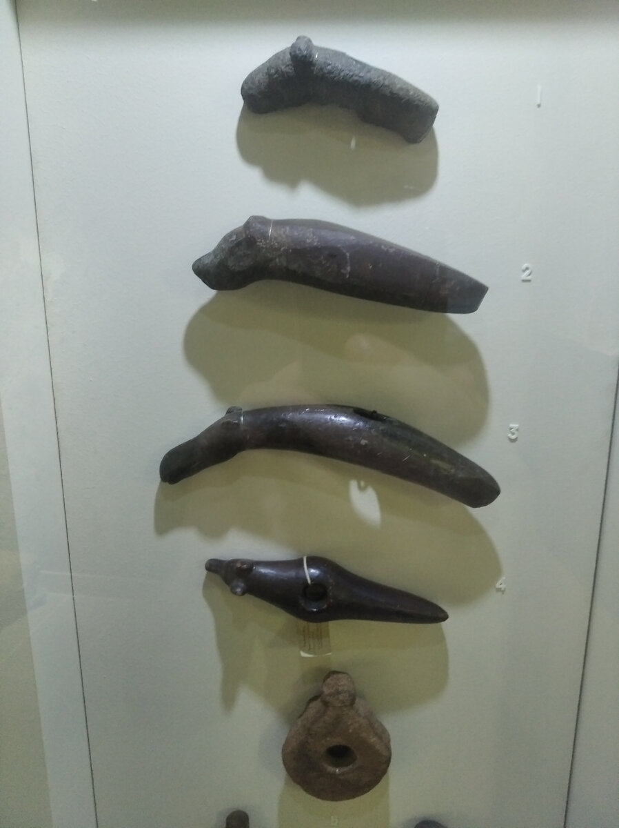 Боевые топоры считаются примером влияния материальной культуры ранних индоевропейцев.  Однако на севере они приобретали специфичные черты - местные жители выполняли их в виде головы медведя или лося. 