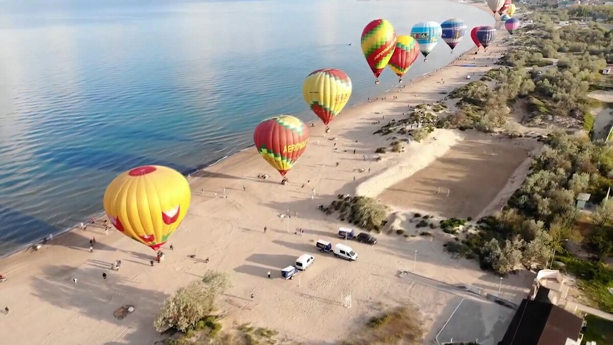 Запуски гигантских аэростатов на пляжах Анапы