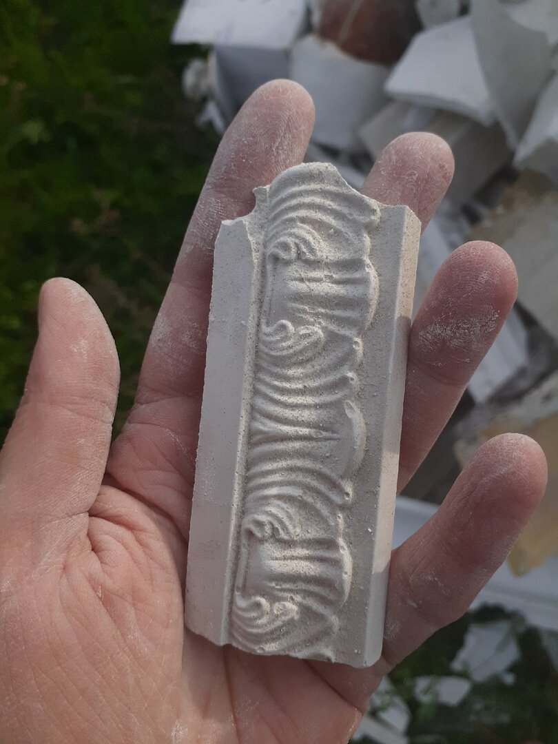 Уже разбитые. Этот декор пойдет на гипсовую крошку для реставрации грунтовой дороги.