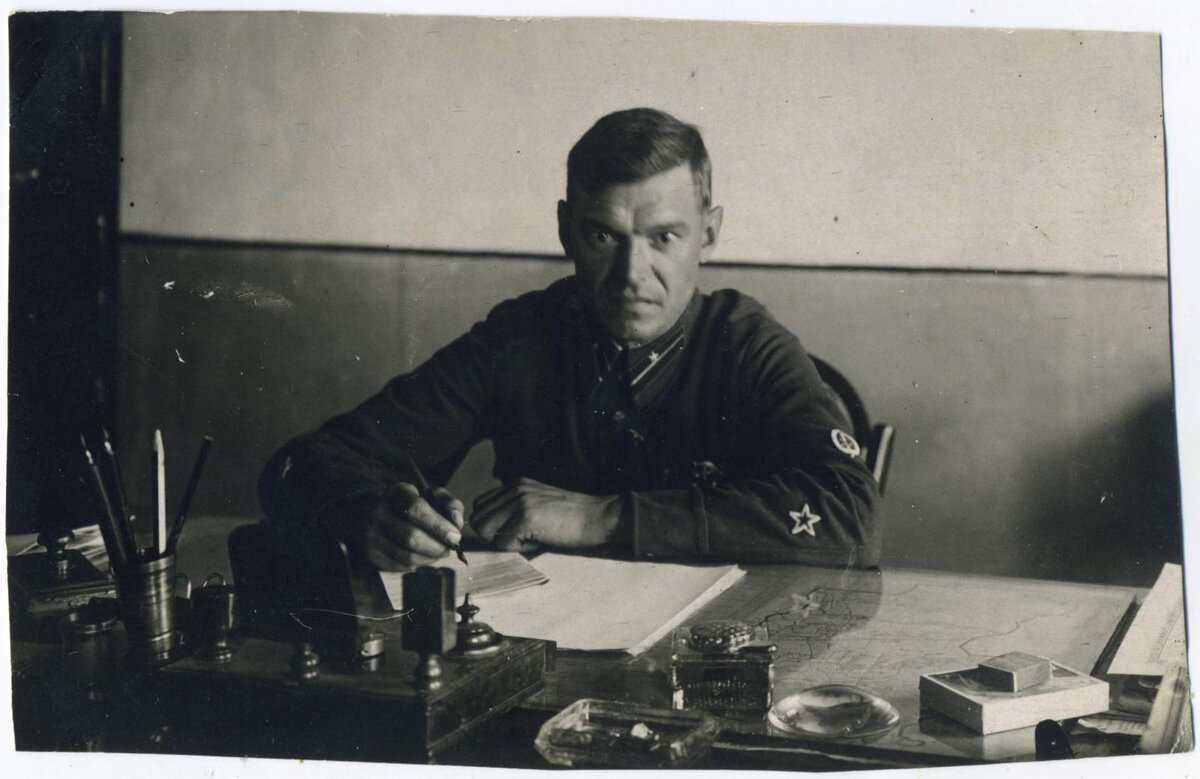 Лейтенант государственной безопасности Карев Николай Савватьевич в рабочем кабинете. Челябинская (?) область, 1936-1937 гг. 
