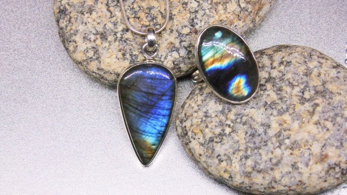 Лабрадоры разного происхождения. Украшения из нашего магазина.