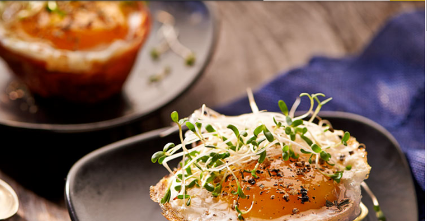 Яйца, запечённые в ветчине