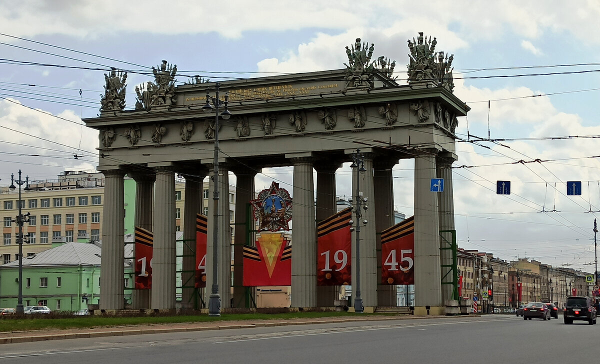 Московские ворота со стороны метро