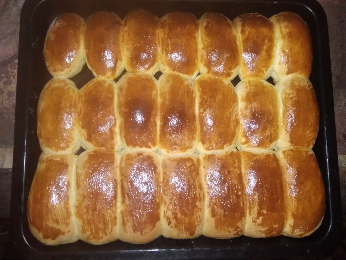 Горох – это полезный и сытный продукт, к тому же этот вид бобовых – достаточно бюджетный вариант для начинки пирожков. Данный рецепт также актуален в пост (для постных пирожков замешать тесто не на кефире, а на воде). Для приготовления пирожков с горохом понадобятся такие продукты:
кефир – пол-литра;
дрожжи мокрые – 50 грамм;
горох – 300 грамм;
лук – 120 грамм;
морковь – 100 грамм;
укроп измельченный – 60 грамм;
растительное масло – 40 грамм;
мука – 600 грамм;
соль – 25 грамм;
сахар – 5 грамм.
Шаг 1. Отварить горох до готовности.
Шаг 2. Мелко нарезать лук и морковь. На горячую сковородку выложить лук и жарить его пять минут. Затем добавить морковь и жарить вместе с луком семь минут.
Шаг 3. Зажарку и укроп добавить в горох, посолить и хорошо все потолочь.
Шаг 4. В теплый кефир добавить сахар и хорошо размешать. В смесь добавить дрожжи и размять их. Дать смеси постоять десять минут.
Шаг 5. В смесь постепенно добавлять муку и замешать не тугое тесто.
Шаг 6. Взять небольшой кусочек теста и раскатать его. На середину теста положить начинку и слепить пирожок. Заготовки класть швом вниз на предварительно смазанный подсолнечным маслом противень. Края пирожков смазать подсолнечным маслом.
Шаг 7. Взять желток и перемешать с одной столовой ложкой постного масла. Этой смесью смазать сверху пирожки и дать им постоять семь минут (если пирожки готовятся в пост, то смазать их растительным маслом без желтка). Отправить противень в духовку и выпекать пирожки 45 минут.
Пирожки с горохом готовы! Подавать пирожки горячими со сметаной или чесночным соусом.