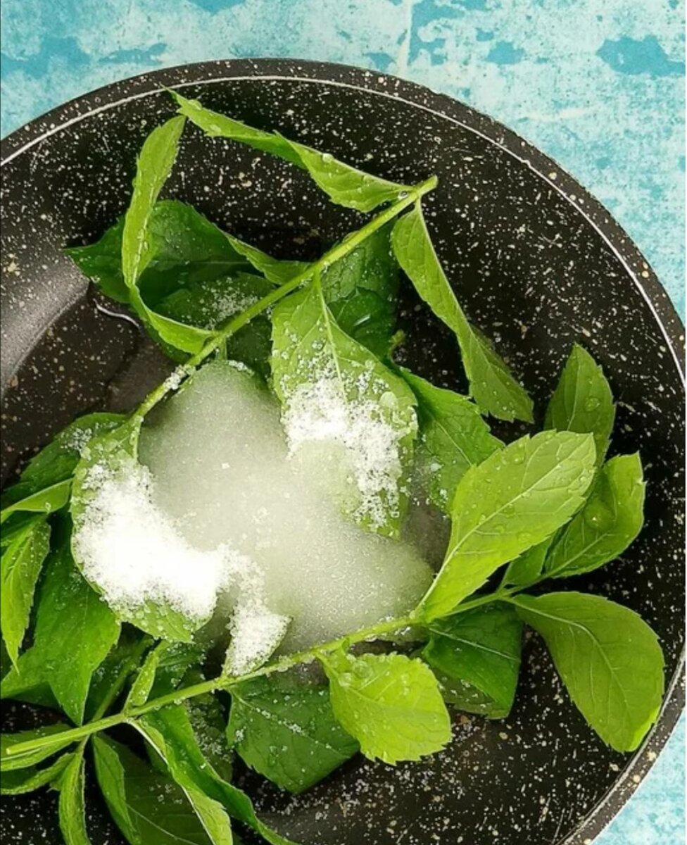 Нагревайте мяту с сахаром и водой на сковороде