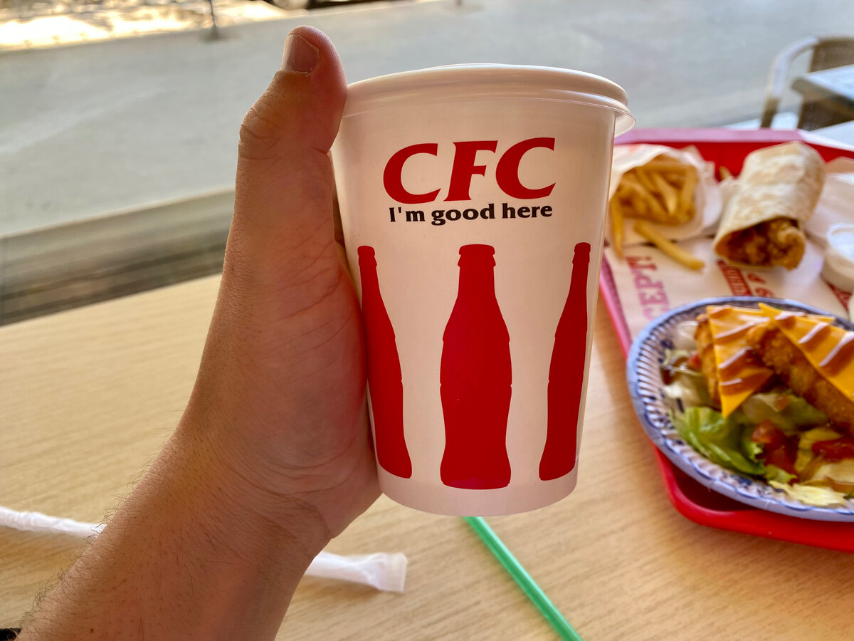 Обнаружил в Крыму пародию на ресторан фасфуда KFC, под названием: CFC.  Показываю, что внутри | Макс Путешествует | Дзен