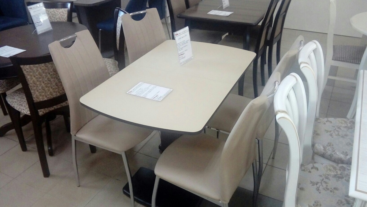 Столы на 1 ноге приемущество удобно выходить если поставить стол к угловому дивану или кухонному уголку, стекло на столе матовое