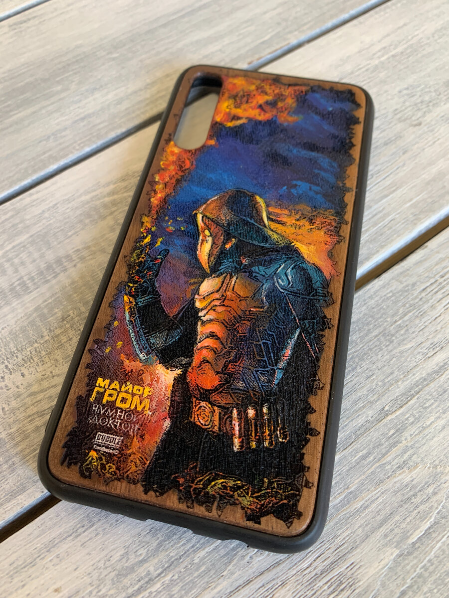 Деревянный чехол с гравировкой и росписью от компании ArtV