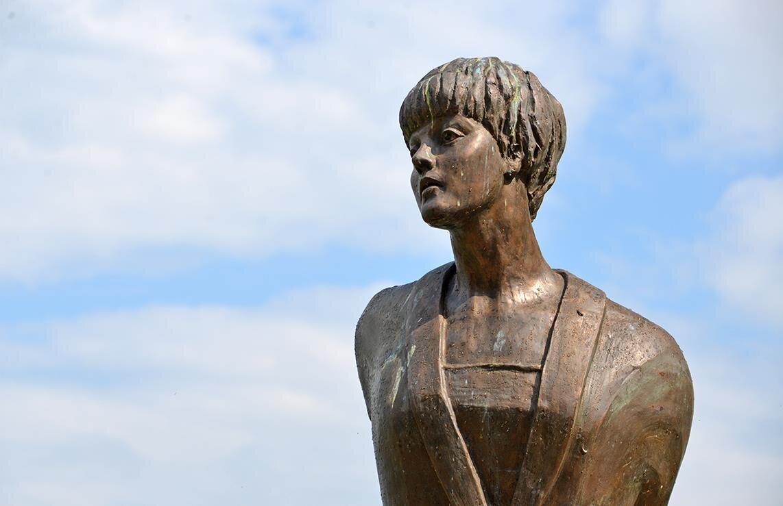 Таруса цветаева. Памятник Ахмадулиной в Тарусе. Памятник Цветаевой в Тарусе. Памятник Белле Ахмадулиной в Тарусе.