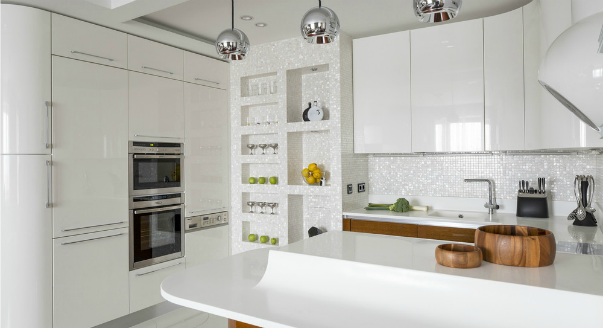 Фото отделки стен на кухне белой мозаикой. Проект Веры Тарловской, фото Евгения Кулибабы.