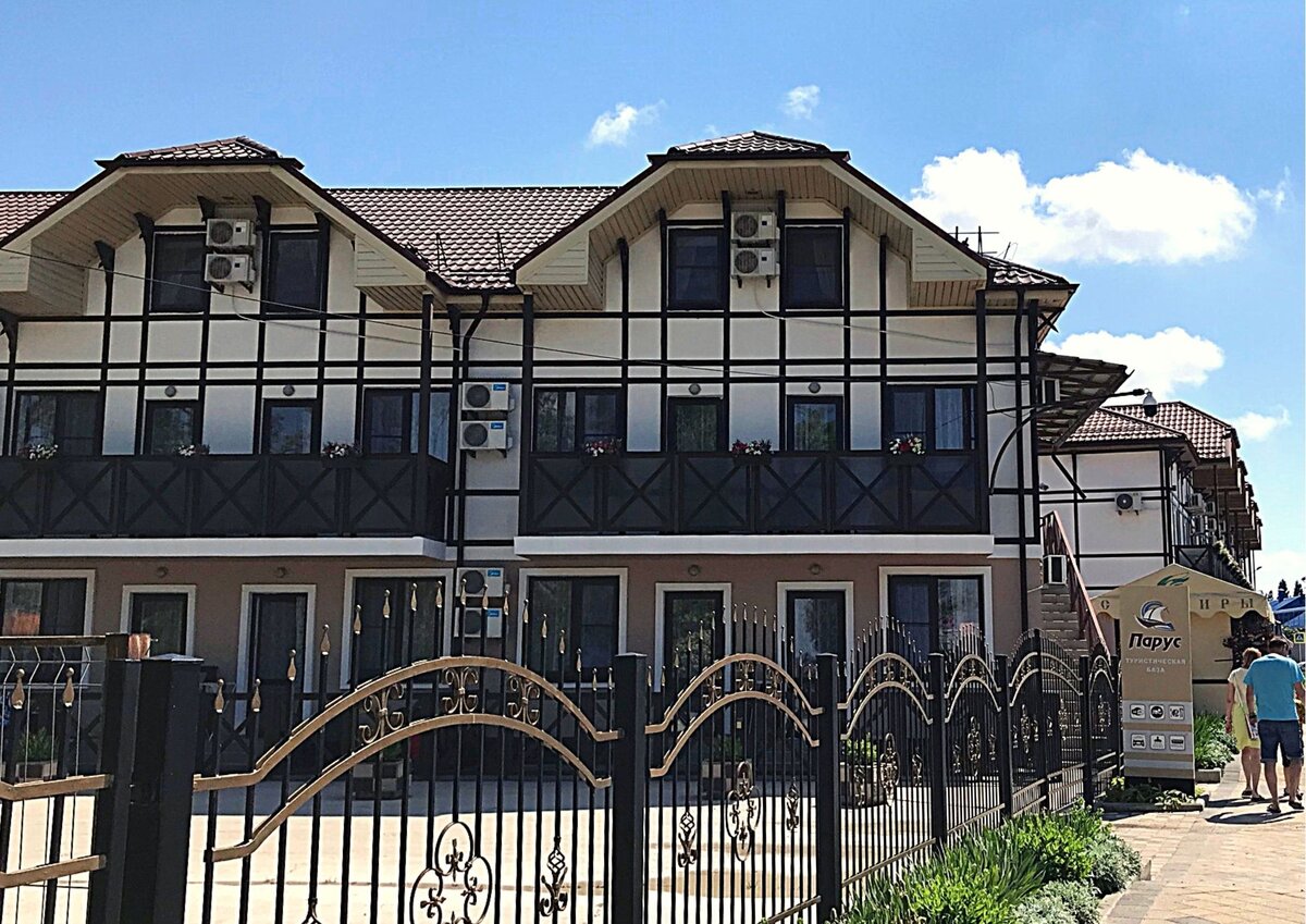 Сутки в номере гостиницы Парус обойдутся в сезон от 3000 руб. 