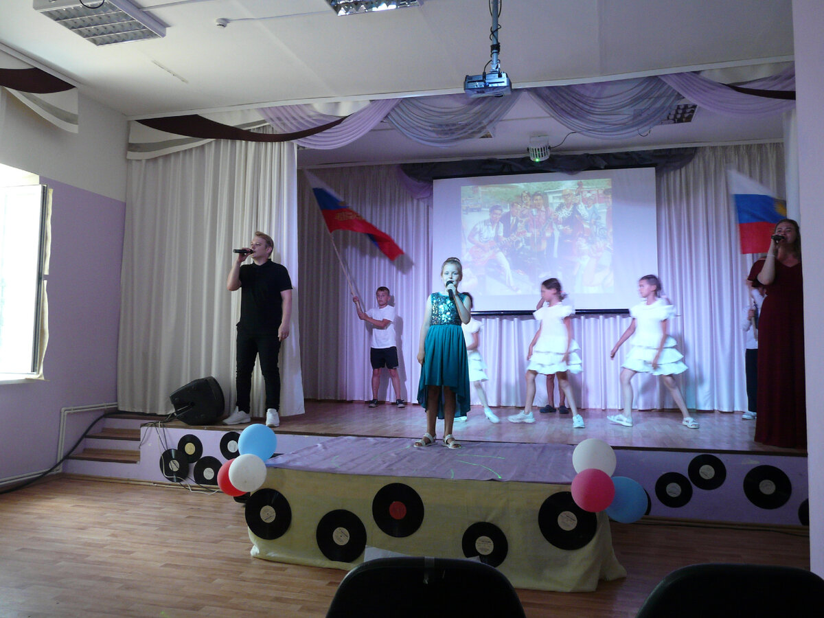 Фестиваль "На ретро волне" стал музыкальной традицией в деревне Новое Домозерово, открывая новые таланты.