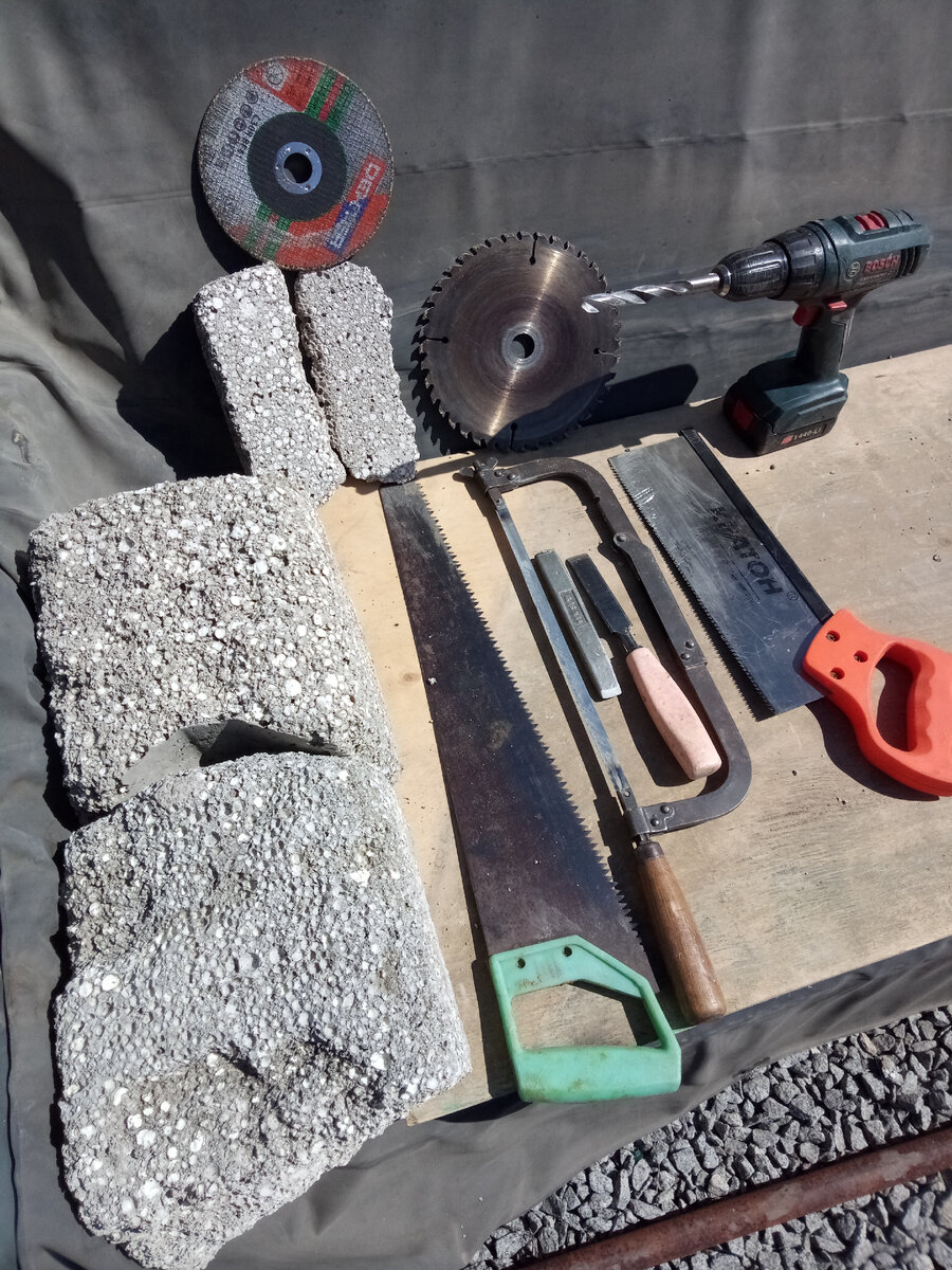 Пенополистиролбетон: пилится ножовкой по дереву, по металлу, диском по камню и циркулярным диском с победитовыми напайками, сверлится простым сверлом, рубится топором, зубилом и стамеской. 