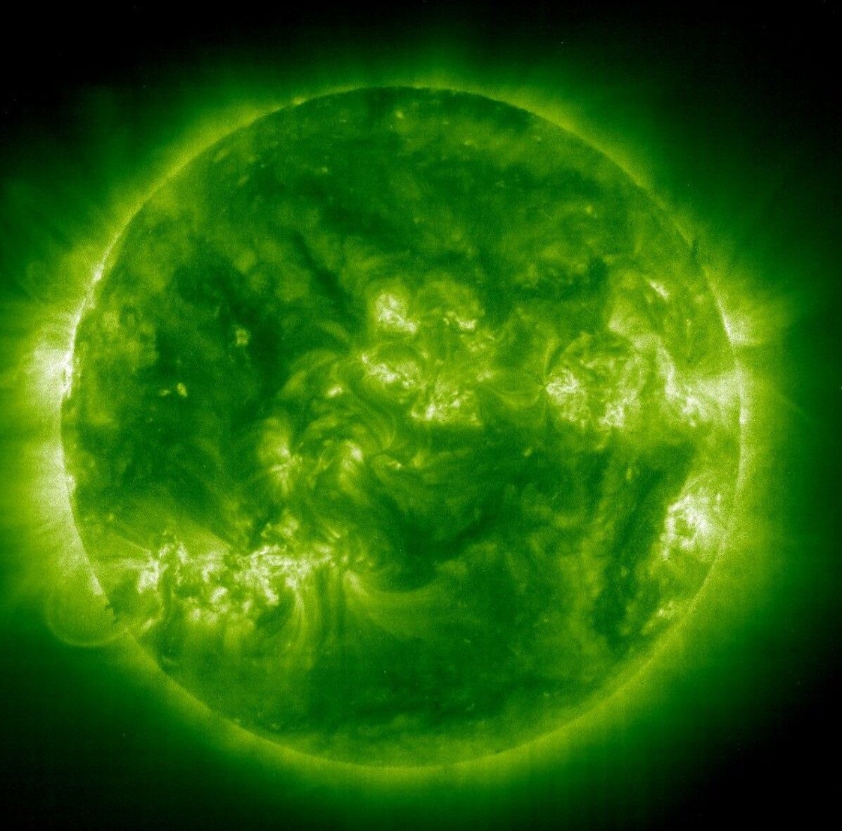 планета зеленого цвета. реальный цвет солнца. луна зеленого цвета. зеленое солнце. зеленое ли солнце.