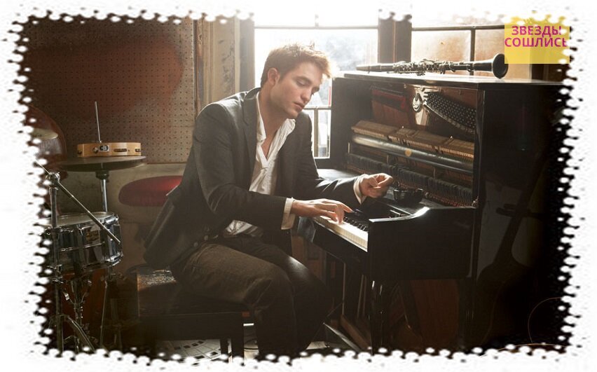 Роберт Паттинсон играет на фортепиано