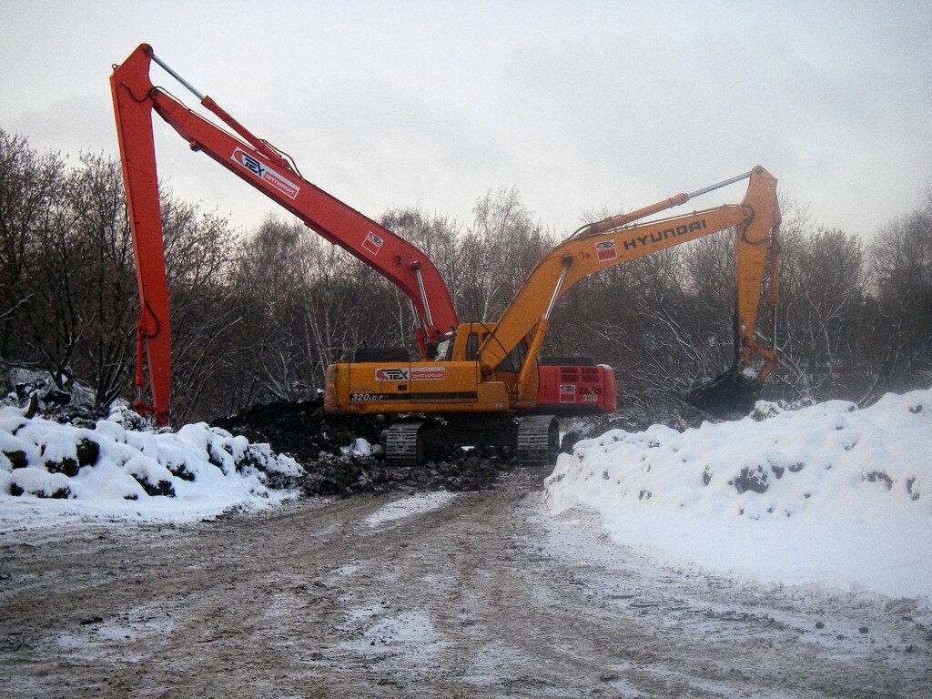 Экскаваторы Hyundai R320LC-7 и HITACHI ZX330 с длинной стрелой компании Техоптимум