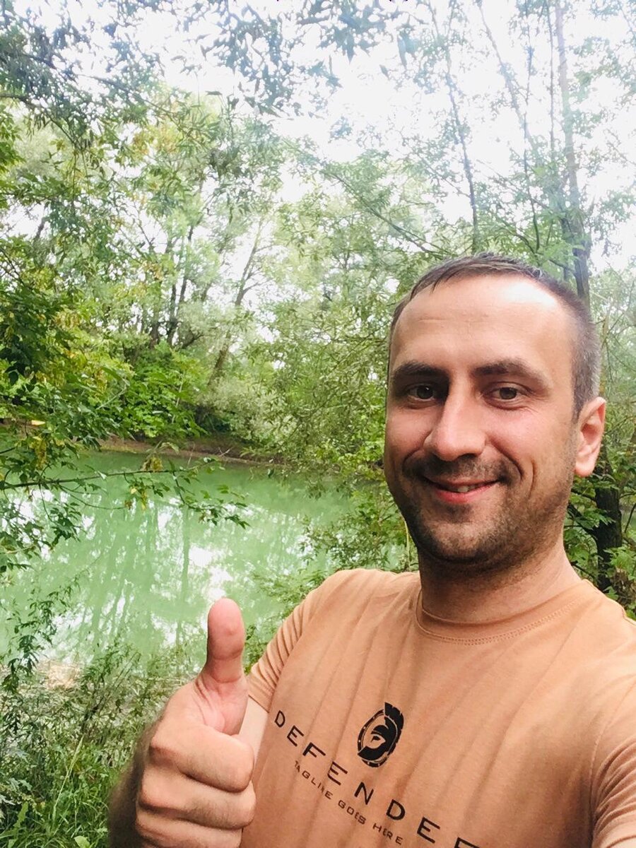 Вот такого цвета вода в одном из озер, но кристально прозрачная