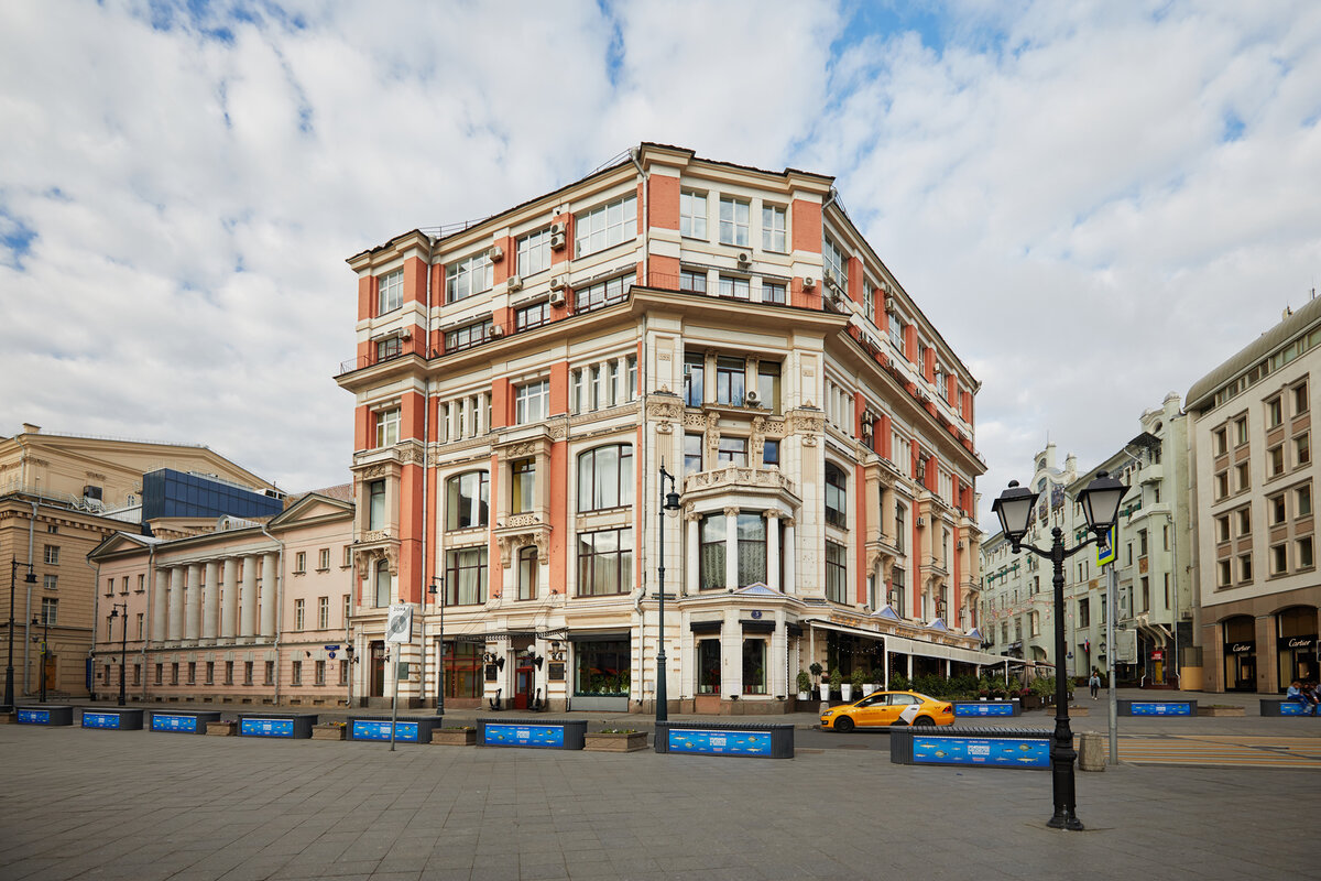  Доходный дом Хомякова состоит из двух совершенно разнородных частей