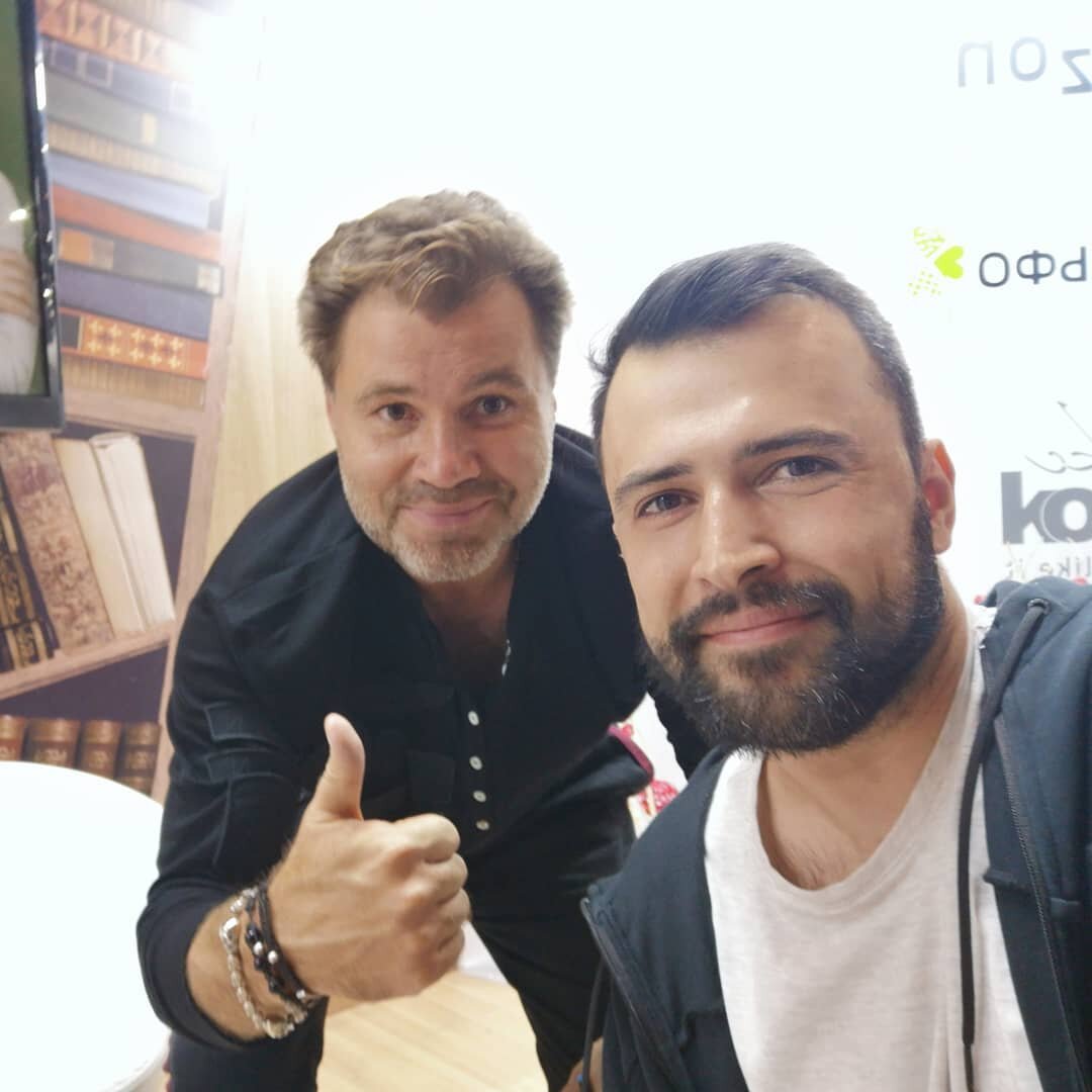 Олег Рой со своим главным поклонником. Фото из Instagram-профиля @alex.chernov