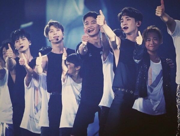 Ни-Ки стоит рядом с Ки (первый справа). На концерте SHINee в 2017 год.