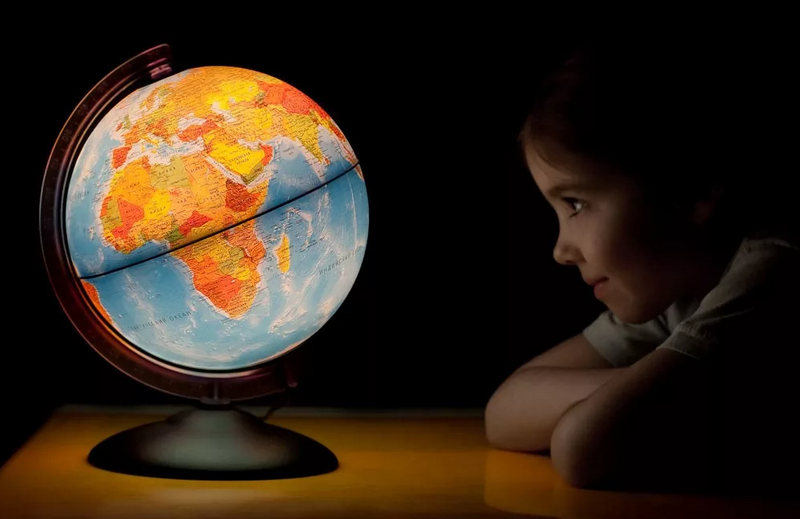 География занимается изучением. Человек с глобусом. Планета земля Глобус. Глобус для детей. Земной Глобус.