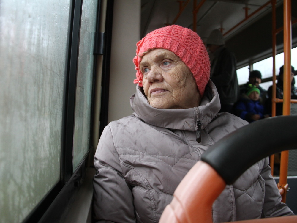 Проезд в автобусах москвы пенсионерам. Пенсионеры в автобусе. Пенсионерка в автобусе. Бабушка в маршрутке. Пенсионер в маршрутке.