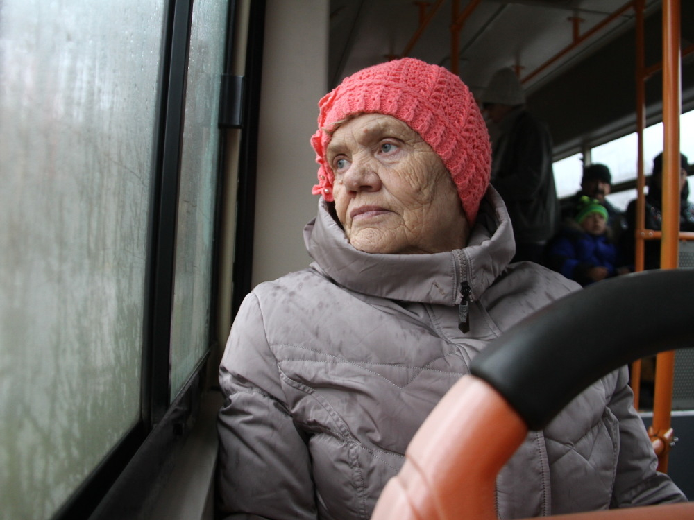 Еду бабушку. Бабка в автобусе. Пенсионеры в автобусе. Пожилые люди в общественном транспорте. Пенсионеры в маршрутке.