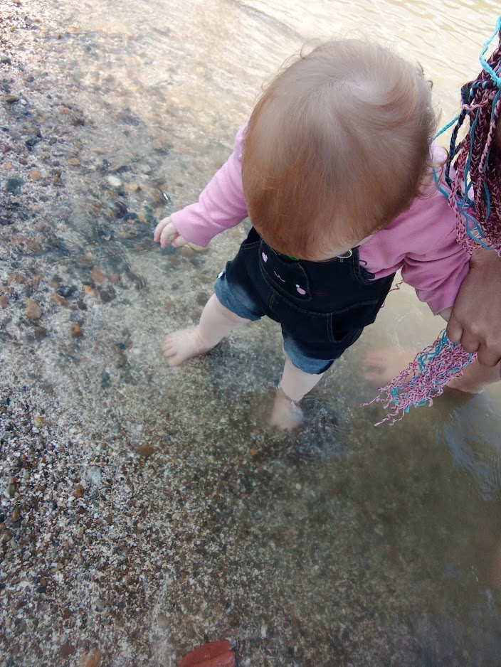 Приехали, выложили вещи, и Лана с Василисой побежали ножки помочить