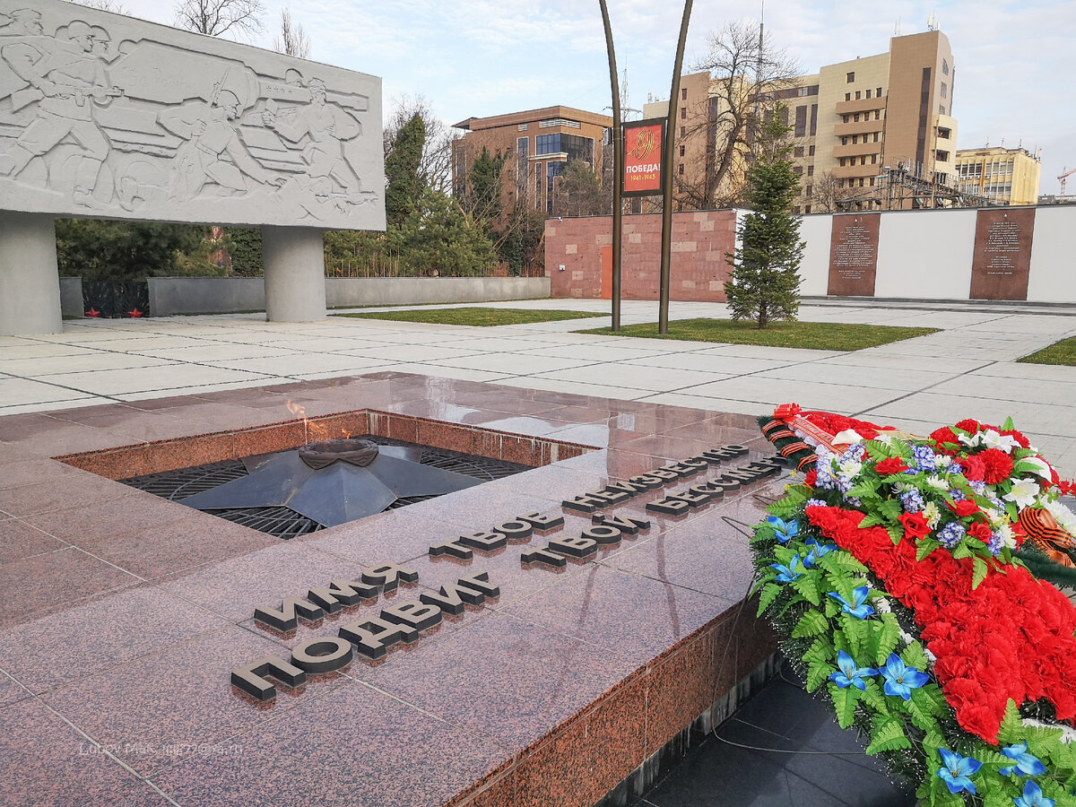 В 2008 году мерседес , ехавший на скорости 120 км/ч, протаранил ограждение Всесвятского кладбища и заехала на его территорию, врезавшись в Вечный огонь. Автомобиль полностью сгорел.