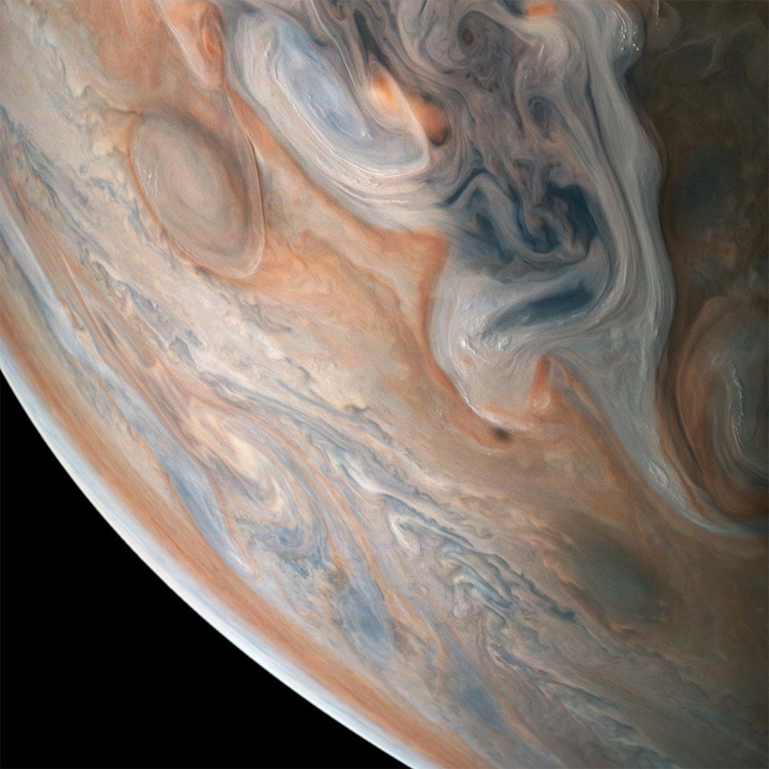 Это не полотно Ван Гога: это фотография Юпитера от автоматической межпланетной станции "Юнона", NASA