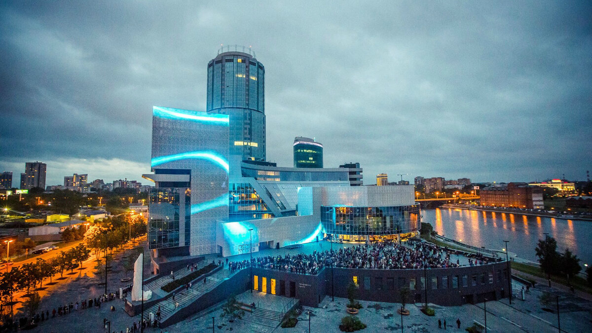 Вот, это огромное, красивое здание обошлось на всем в 7 миллиардов долларов. Бесплатная картинка из открытых источников.