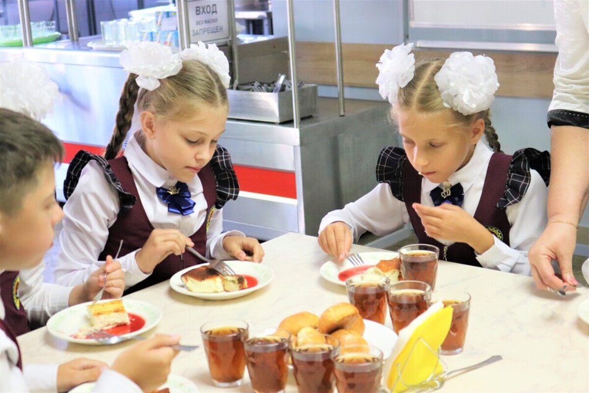 питание детям мобилизованных в школе. еда в частной школе. школьный обед в швейцарии. обеды в школьных столовых. питание в школе.